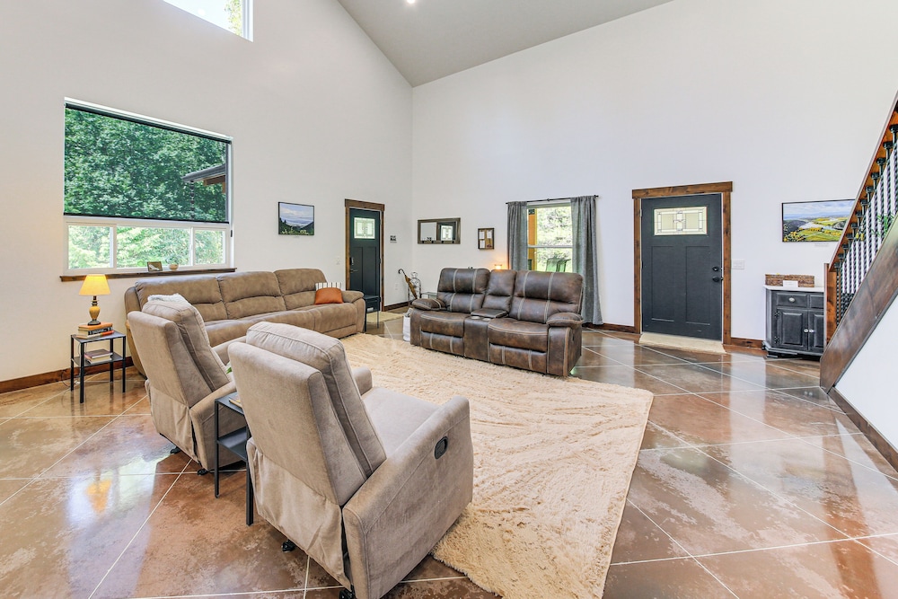 Relax, Reconnect & Explore: Modern Idaho House!