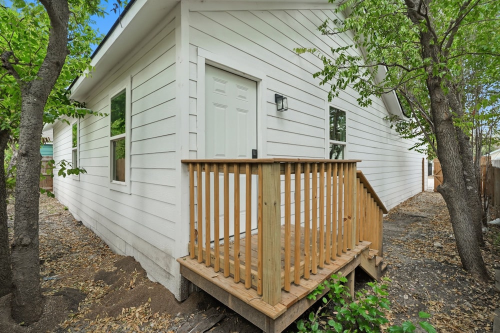 Spacious 3BR Retreat Near Downtown River Walk