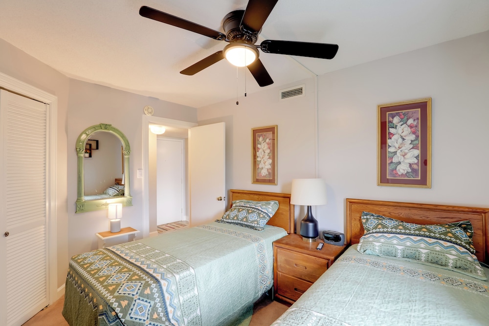 Smokies Condo 3 Mi to Nat'l Park + Hot Tub Access