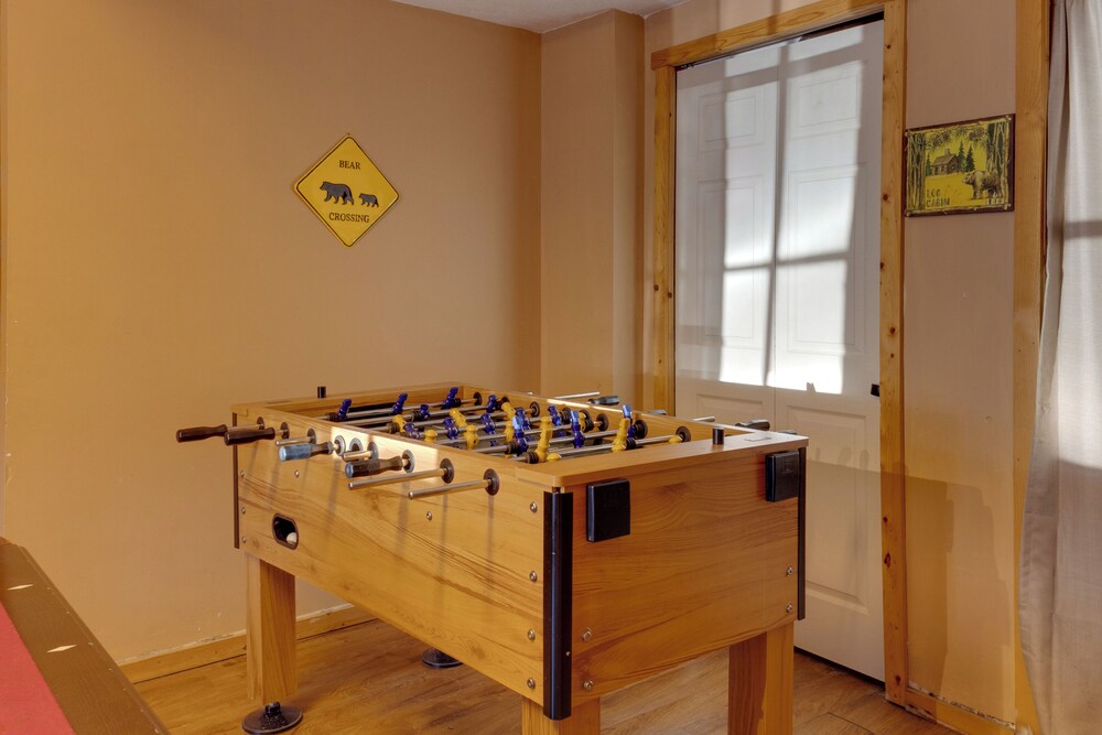 Private Hot Tub & Game Room: Mountain Retreat!