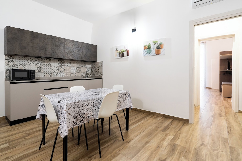 Nicolaus 204 - Brown & Grey Rooms by Wonderful Italy