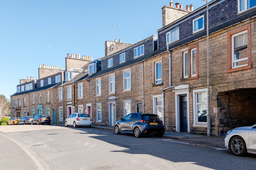 2 Bedroom Apartment-free Parking