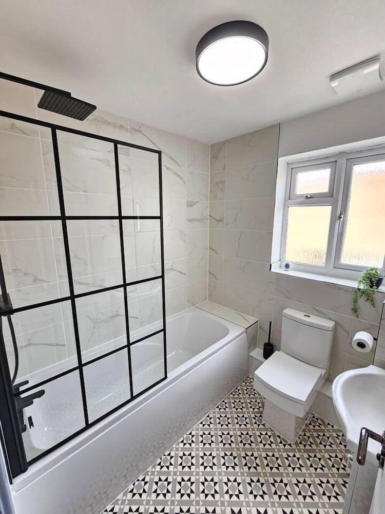 Amazing 4BR Near Hospital, Free Parking, Sleeps 10 view 5