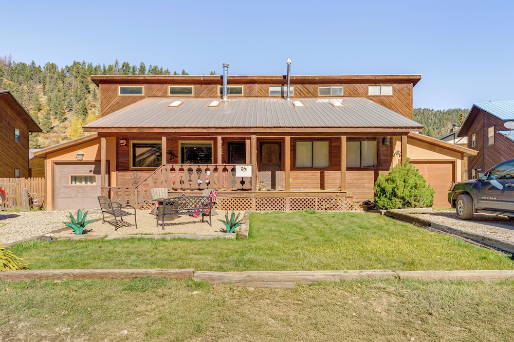 < 1 Mi to Skiing: Family-friendly Red River Haven