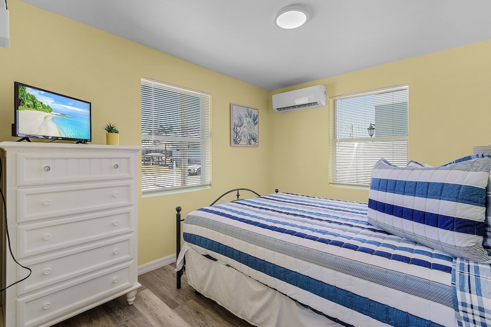 412 Harbor Hideaway: 2bd Cottage, Walk To Times Square! 2 Bedroom Home