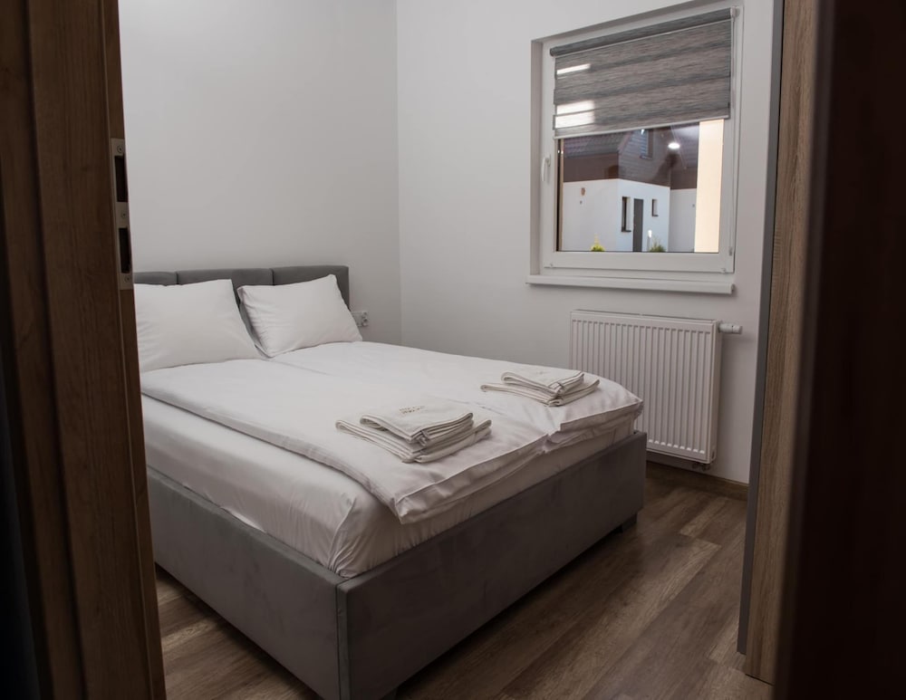 Comfortable Ground Floor Apartment, Summer Pool