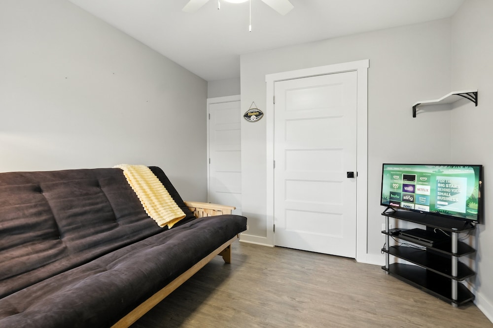 Cozy Historic Row Home- Near Stadiums! 3 Bedroom Home