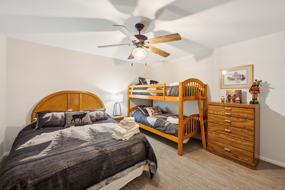 Hudson 76i - A Stylish Mountain Retreat 2 Bedroom Townhouse by The Summit at Gore Mountain