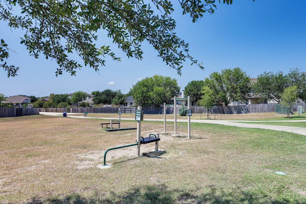 Family Home w/ Pool Access: 5 Mi to Downtown Buda!