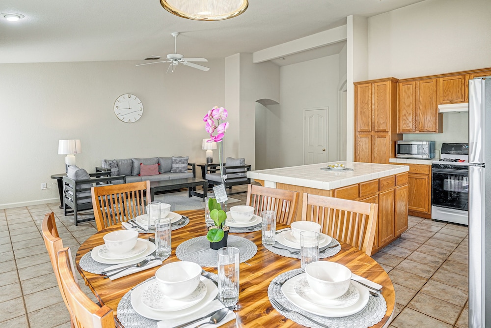 17 Mi to Napa: Spacious Vallejo Family Home!