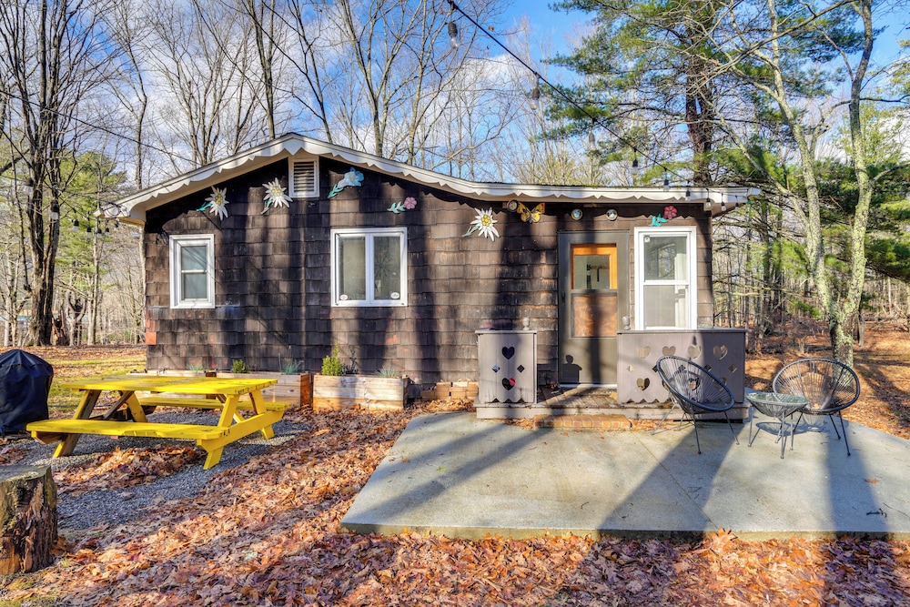 Mtn Views + On-site Hiking Trails: Catskills Cabin
