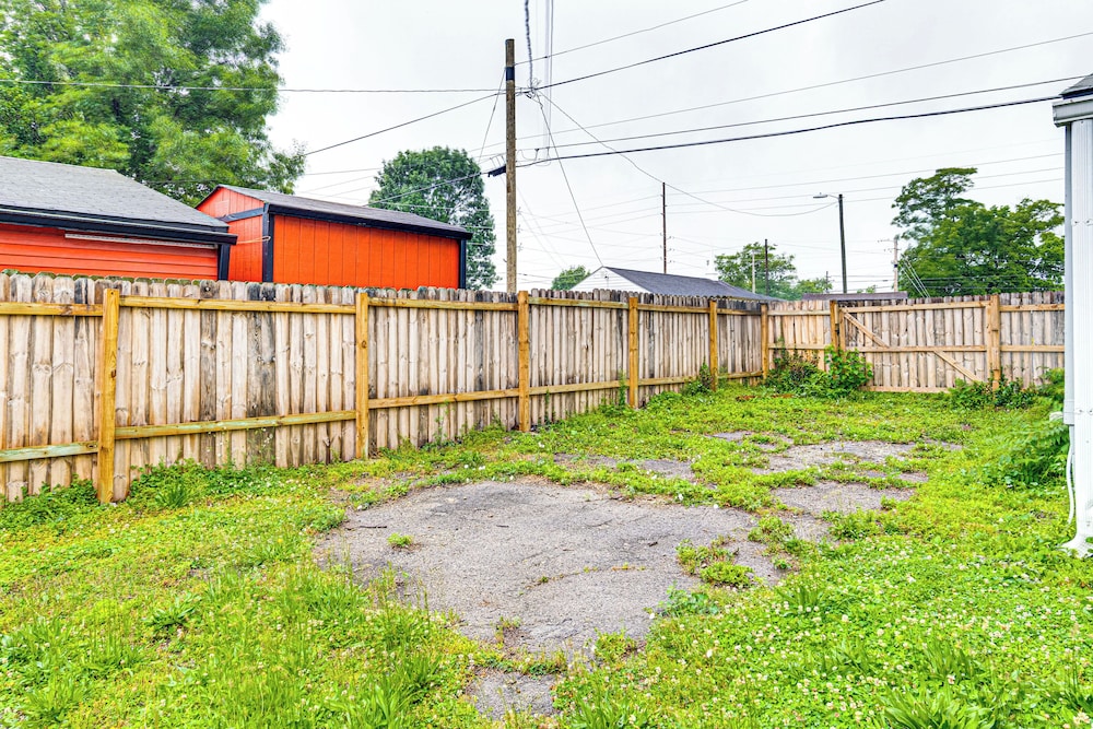4 Mi to Dtwn Indianapolis: Quiet Apartment w/ Yard