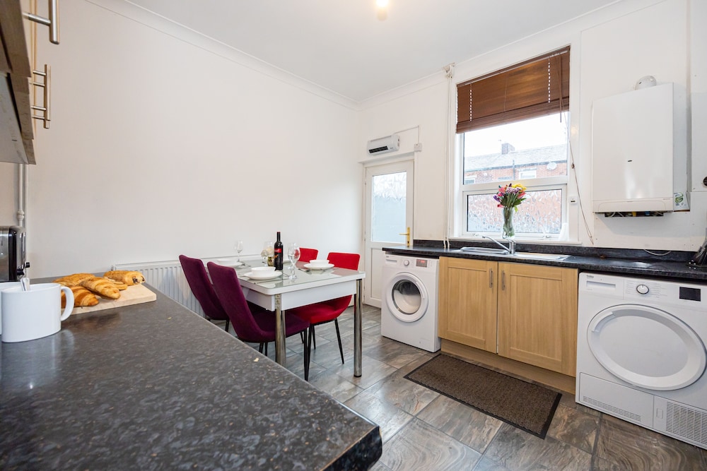 Captivating 2-bed House in Blackburn view 5