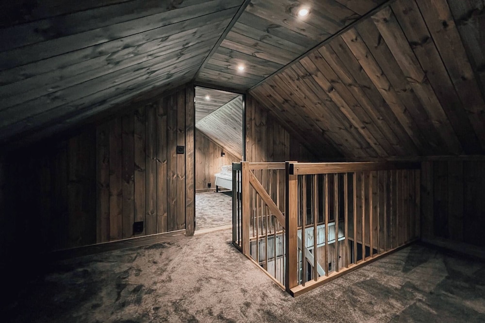 Modern Mountain Cabin - Outdoor Hot Tub - 8 Beds