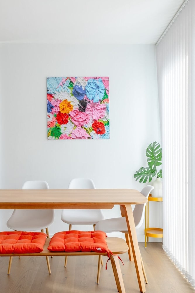 Stylish 2BD Oasis W/balcony South East London!