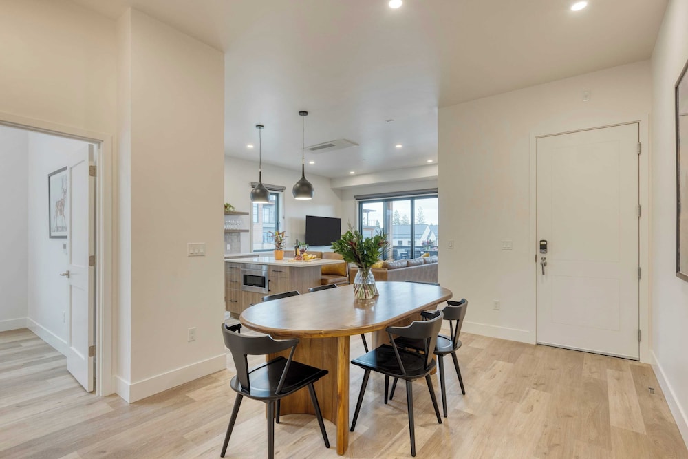 Sleeps 20, 4 Units 10bdr, Hot Tub, Near Old Bend + DT Aerie by Avantstay