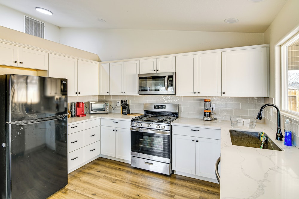 1 Mi to Pioneer Crossing Casino: Fernley Retreat!