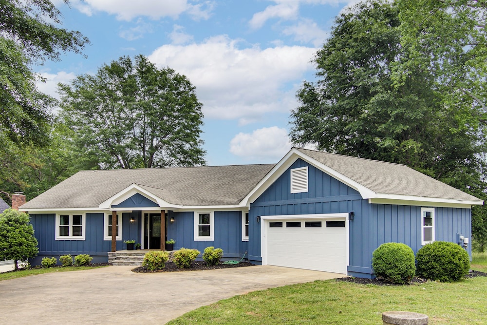 Newly Renovated Lake Bowen Home w/ Game Room!
