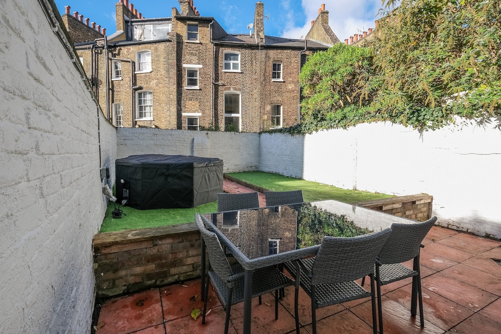 Luxury 3BR 2BA with Hot Tub and Garden