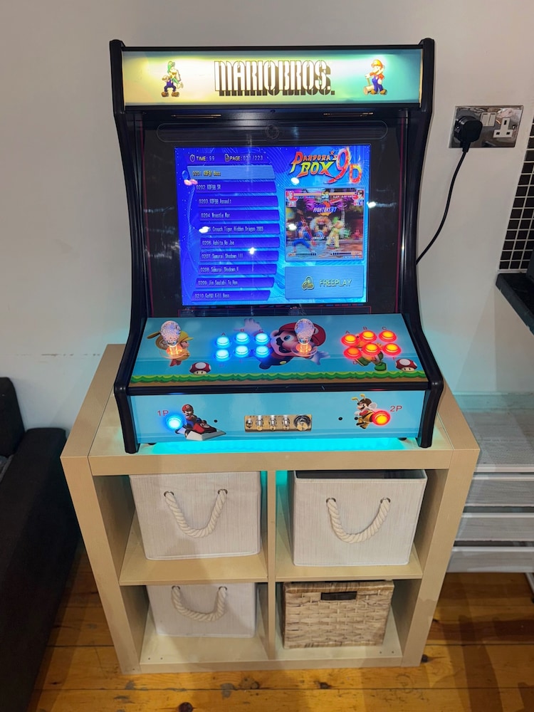 1br-wifi-freesnacks-freeparking-petsok-retroarcade