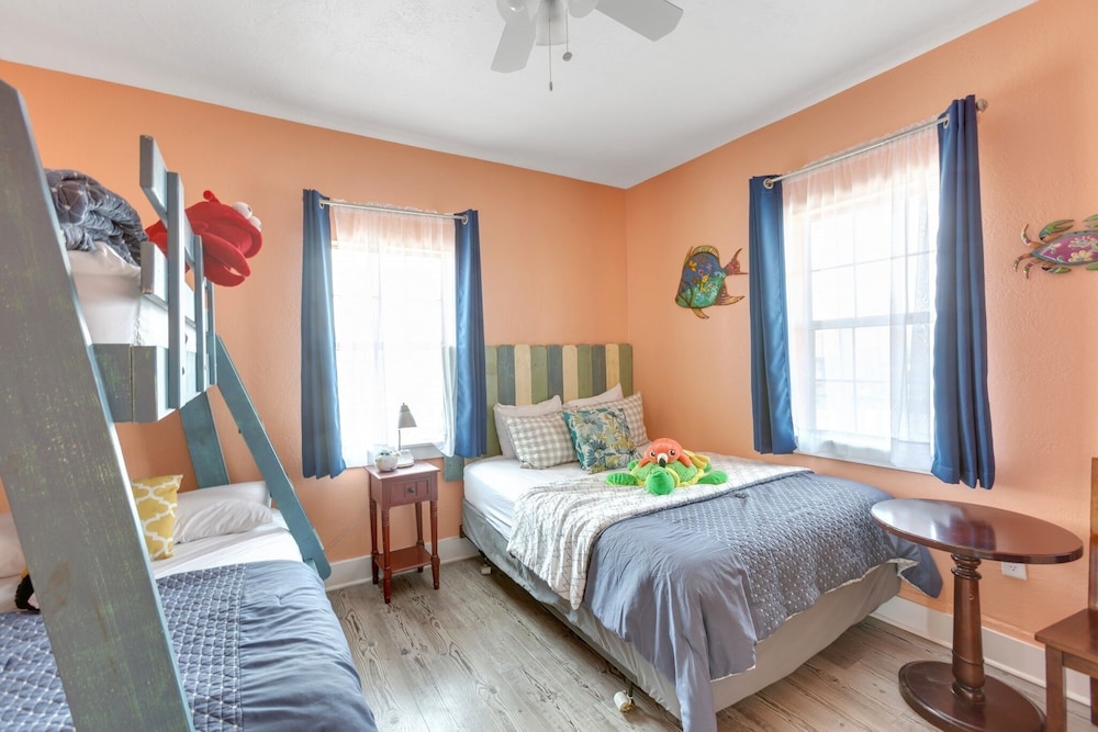 Sea-esta Completely Renovated 2 Story Home Only 1.5 Blocks To The Beach! 4 Bedroom Home by RedAwning