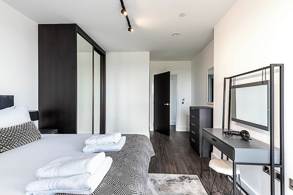 Sleek and Stylish 9th Floor Apartment