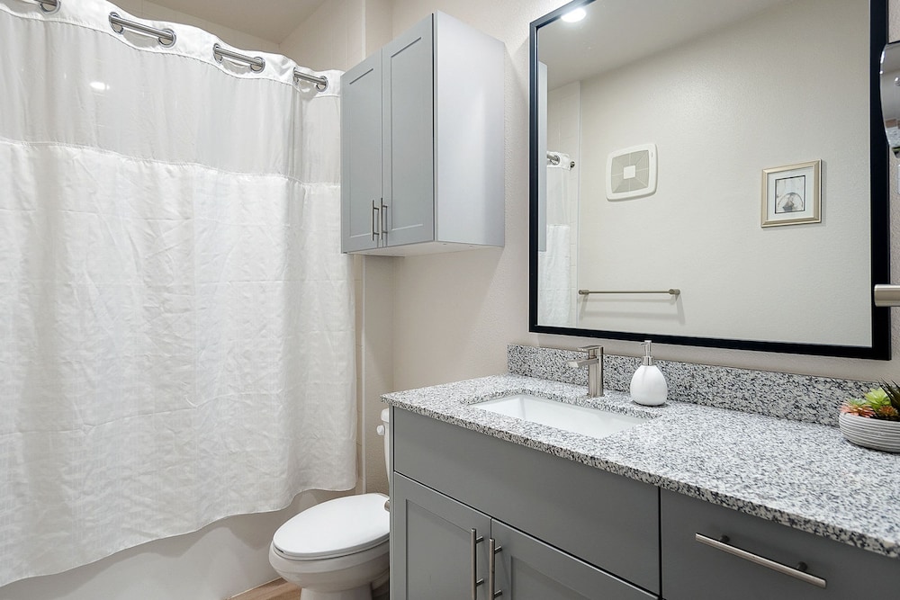 Sky-high Comfort 1BR Gym Pool Pet Friendly