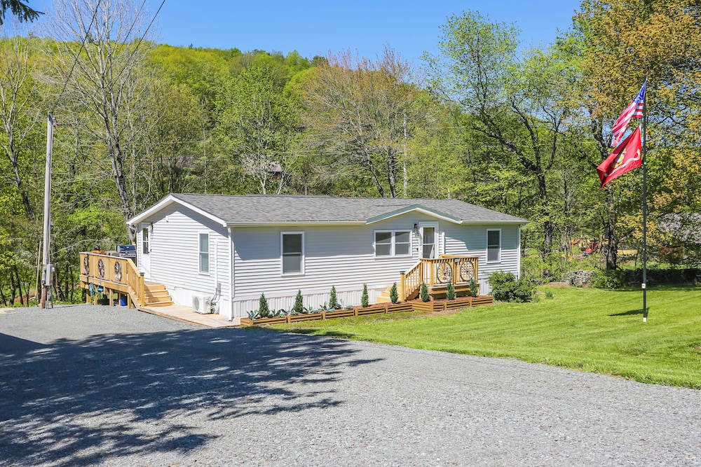 4 Mi to Delaware River: Callicoon Retreat w/ Deck!
