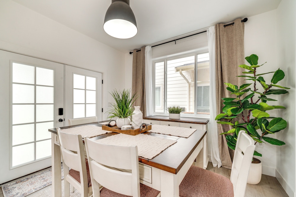 4 Mi to Dtwn: Modern Tacoma Home w/ Spacious Yard