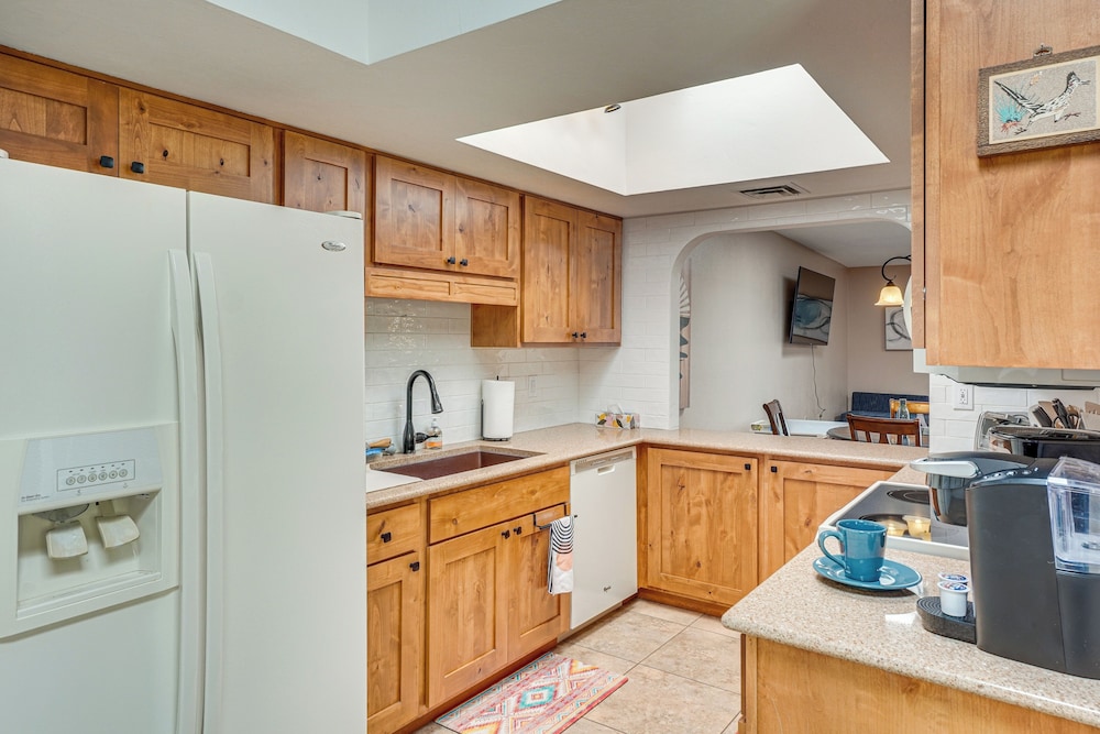 Quiet Townhome w/ Mountain Views in Green Valley