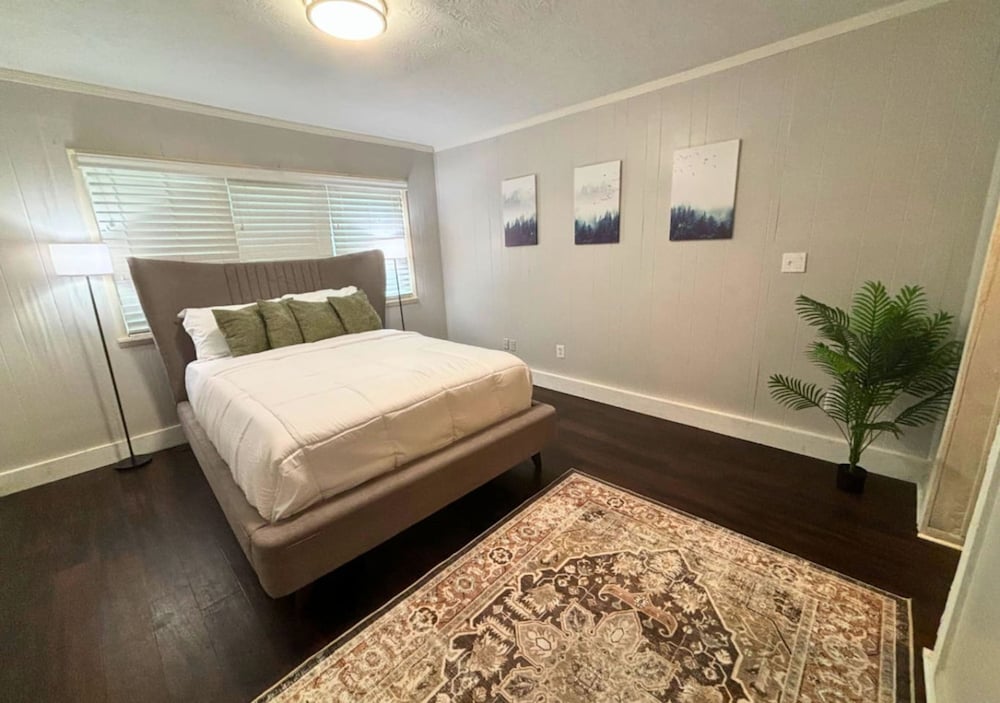 Retro 1BR Near Downtown Quiet Comfy Stay