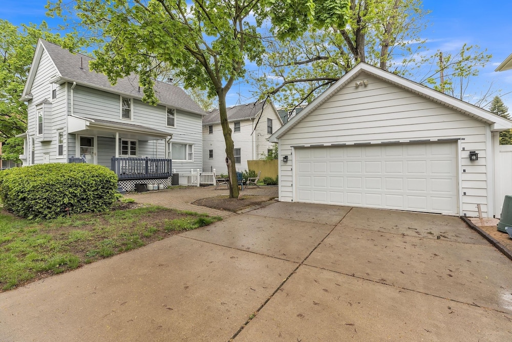Unique Charmer: Outdoor Space & More Near Um 3 Bedroom Home by RedAwning view 2