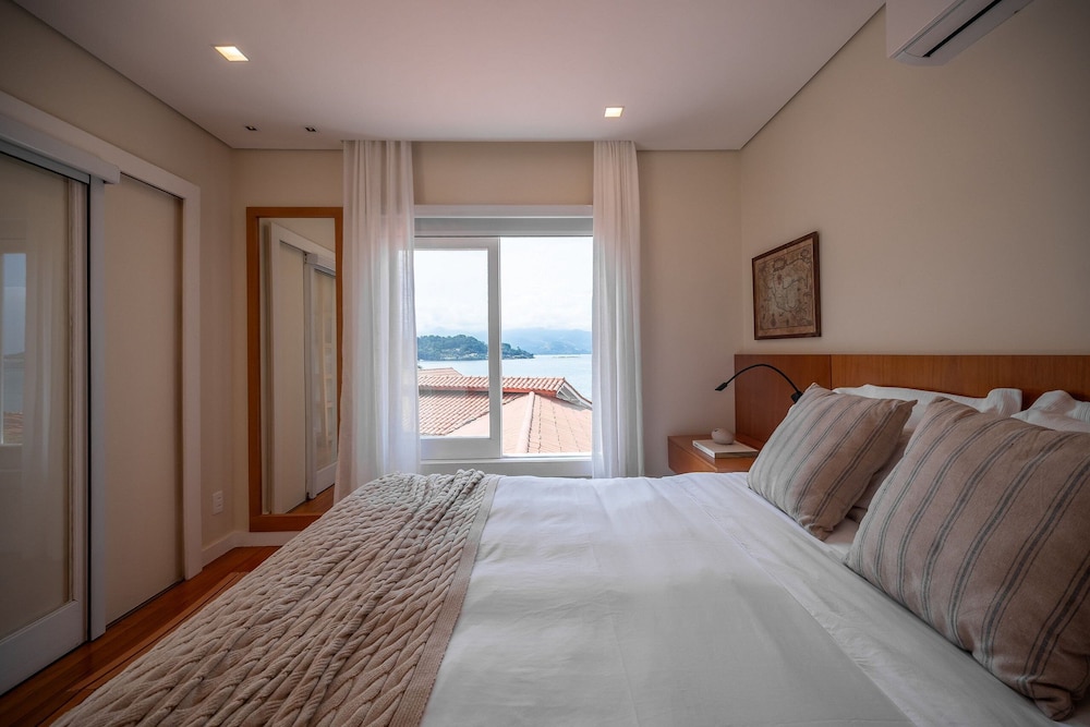 Angra - Mombaça | Mansão Espetacular Beira-Mar, 7 Suites - por Casapē Rio