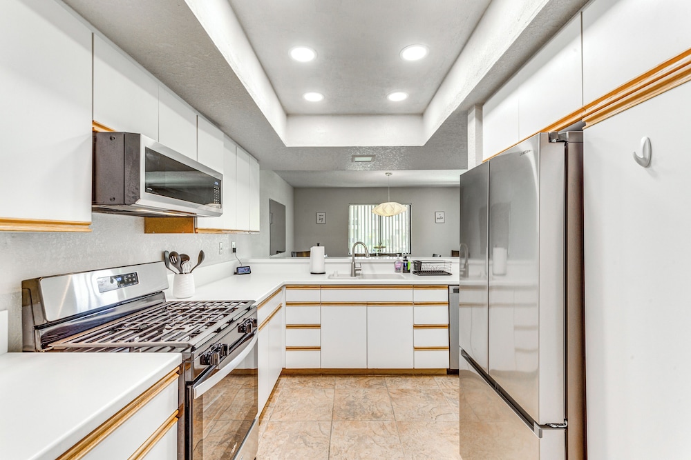 Golf, Hike & Relax: Cathedral City Condo
