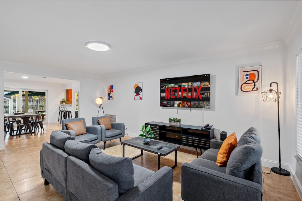 4BR With Private Pool and Game Room - Prime Location