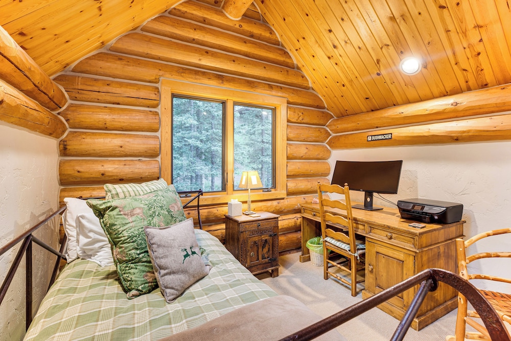 Stunning Views! Ski-in/out Mountain Village Cabin