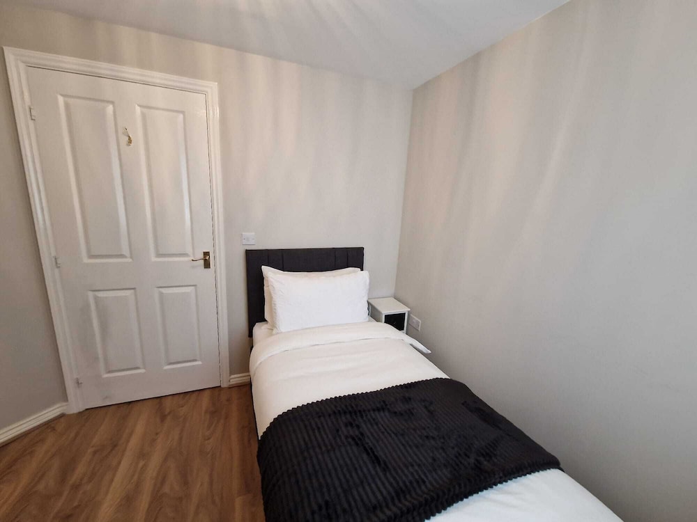 Impeccable 2-bed Apartment in Newcastle Upon Tyne view 4