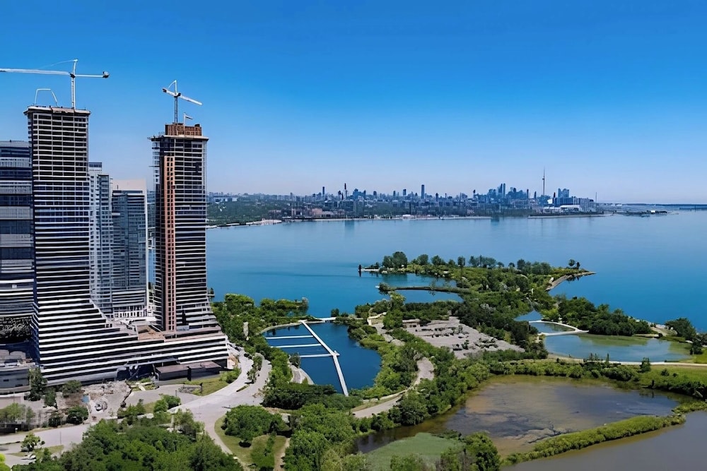 Lanterra Downtown Cn Tower - Image 1