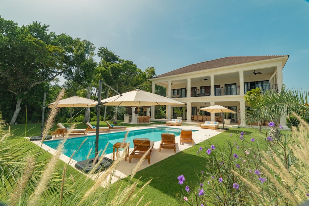 Lake Villa With Pool Table Tennis and Billiard