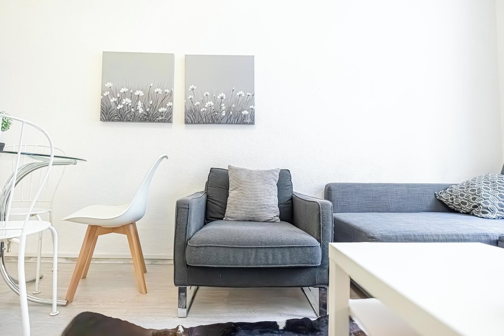 Contemporary 1BR LR Close to Belvedere