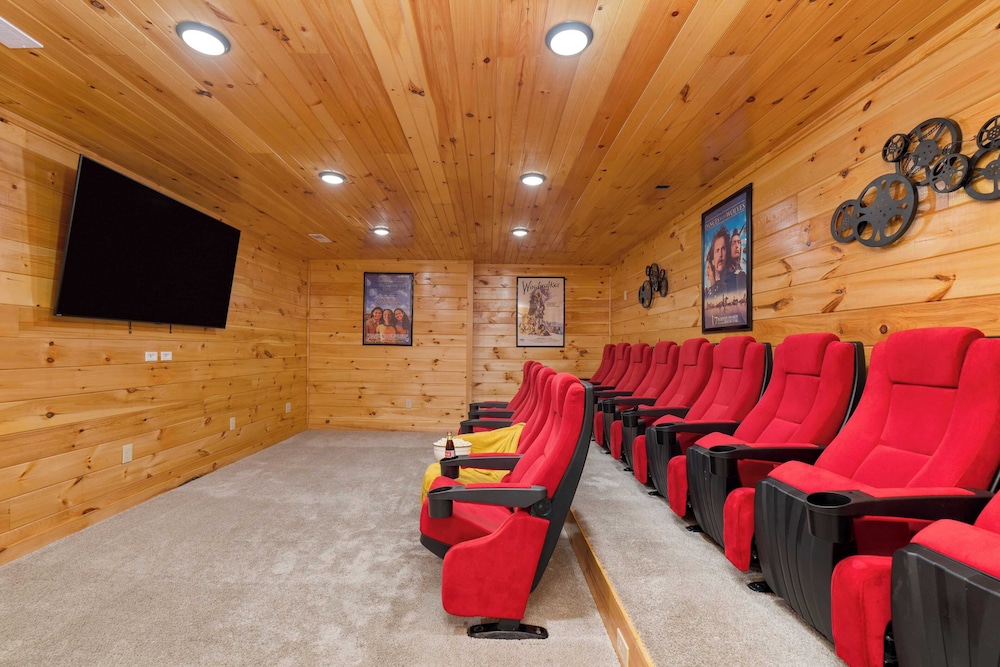 Evergreen Echo by Avantstay Cabin w/ Mountain Views, Theater, Game Room, and Hot Tub