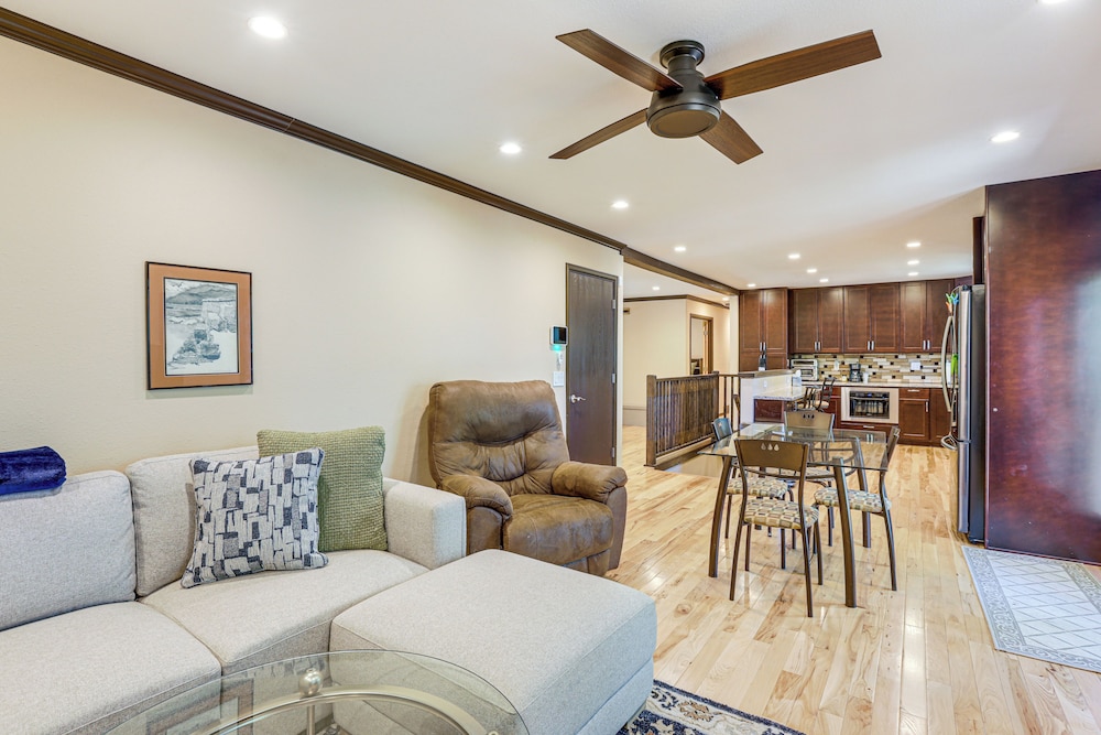 Pet-friendly Retreat w/ Fenced Yard in Aurora