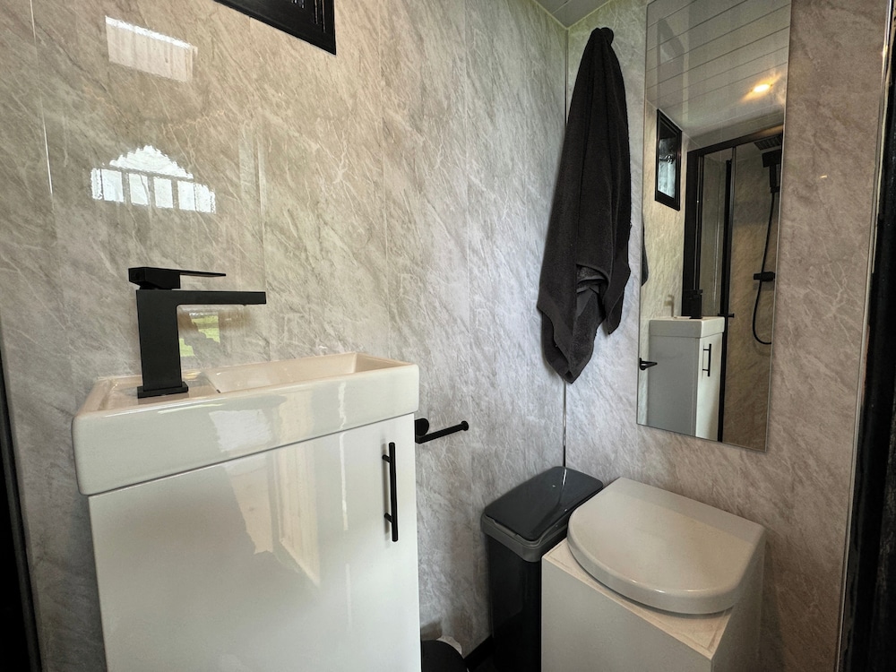 1 Bed Cabin - Sleeps 2 - Parking