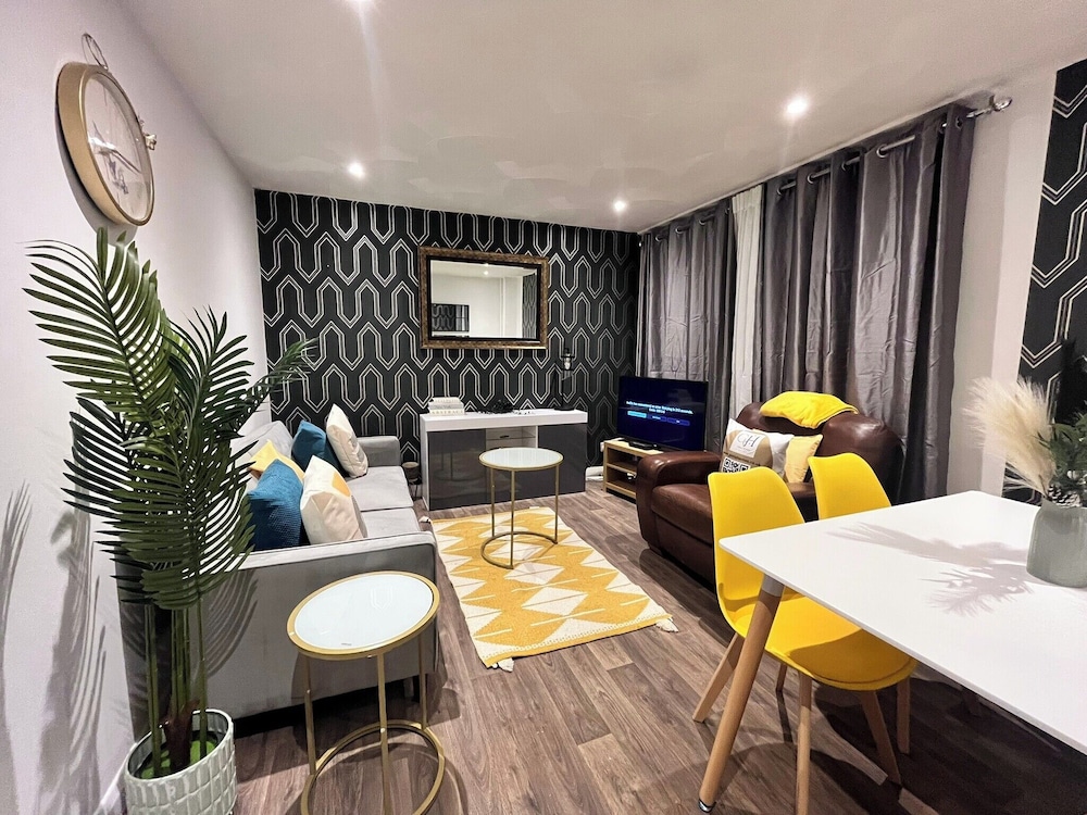 House - Sleeps 10 - Parking - Garden