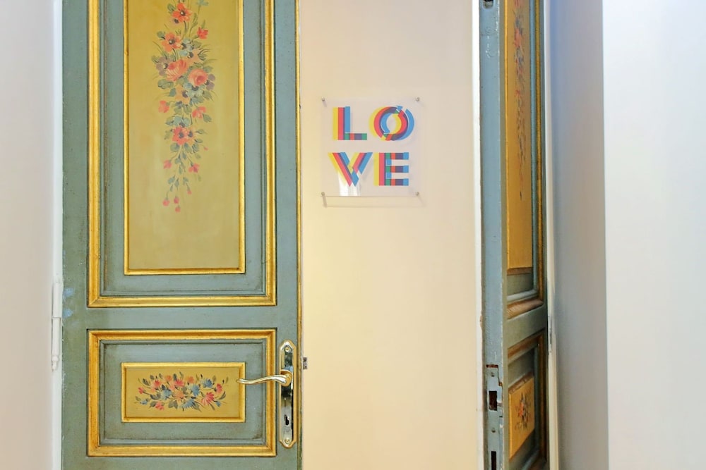 Rare Large and Elegant Rome Apartment in Prati Neighborhood Perfect for Families or Friends