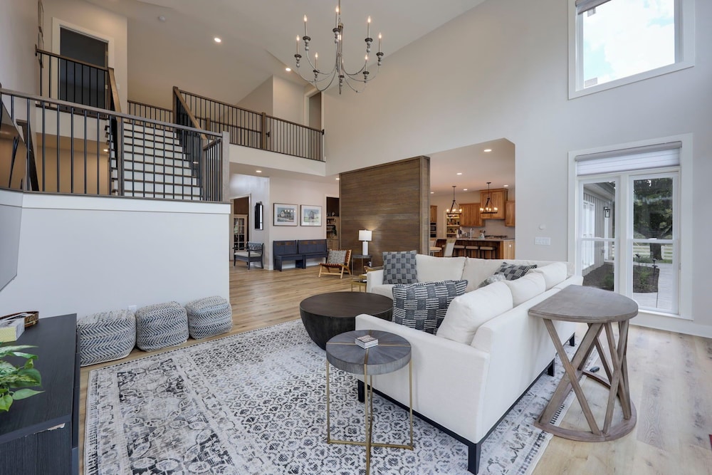 Majestic Manor-private Hundred Acre Yard-pool/spa