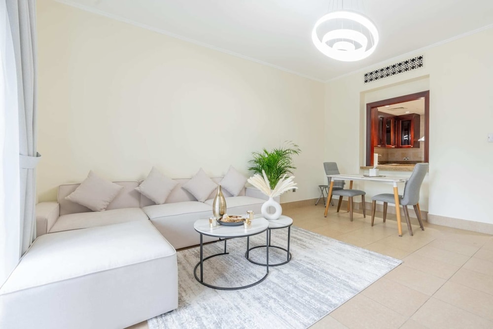 Stylish 1BD Apartment w/ Balcony, Downtown Dubai!