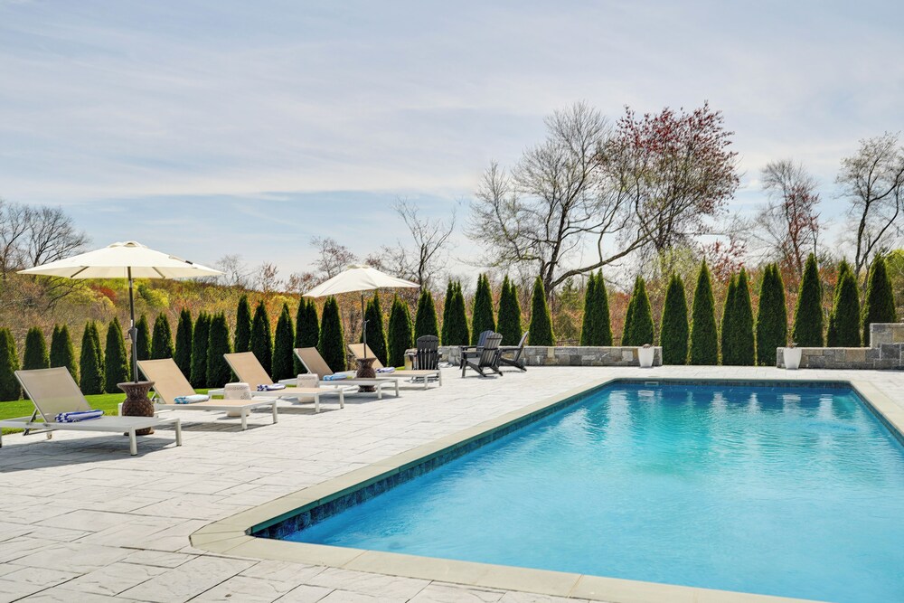 Outdoor Entertainment Areas: Spacious Katonah Gem!