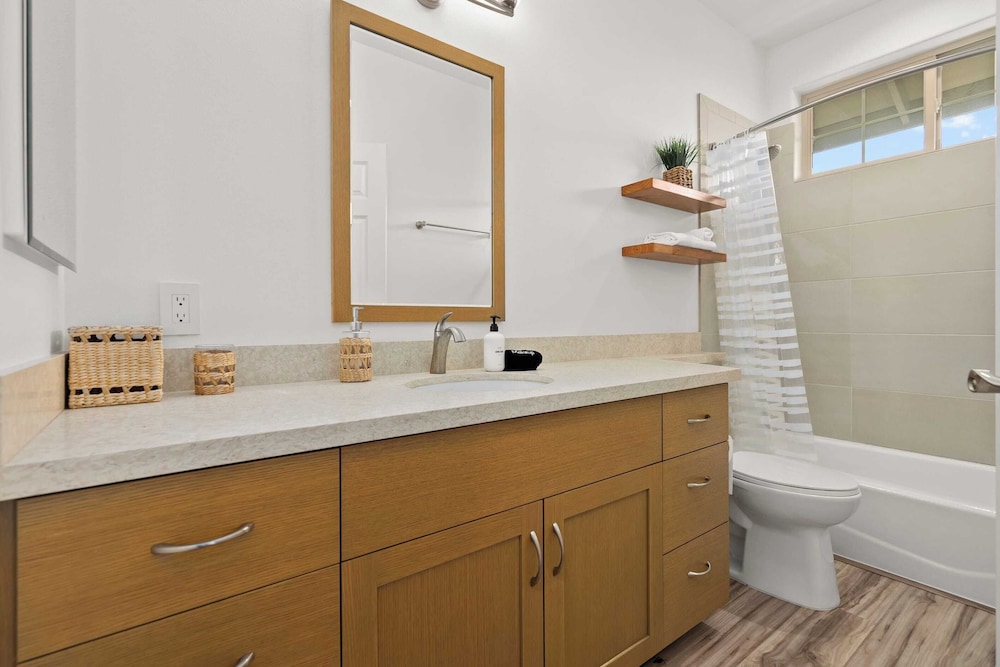 Sleeps 16, 2 Homes Ocean Views, Shared Pool + Gym, Near the Beach Avantstay