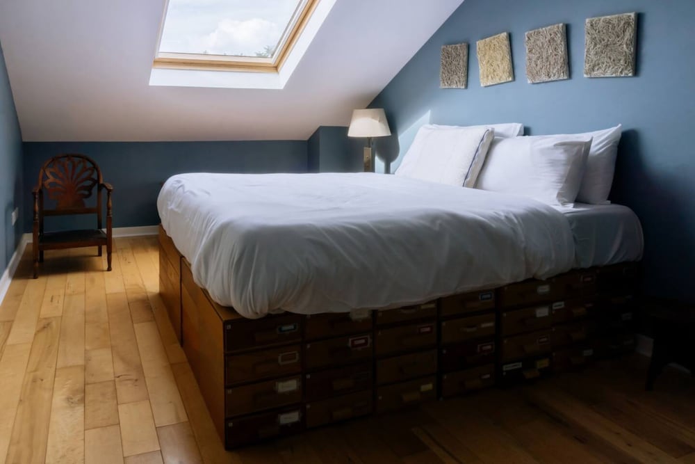 Stylish 3 Bedroom Apartment Near Hollyrood Park view 3